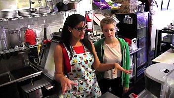 Blondine bekam Sex mit einem Bar-Mentor für schlechtes Benehmen